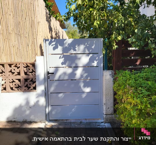 שער מתכת אפור עם מסגרת עץ בצדדים
